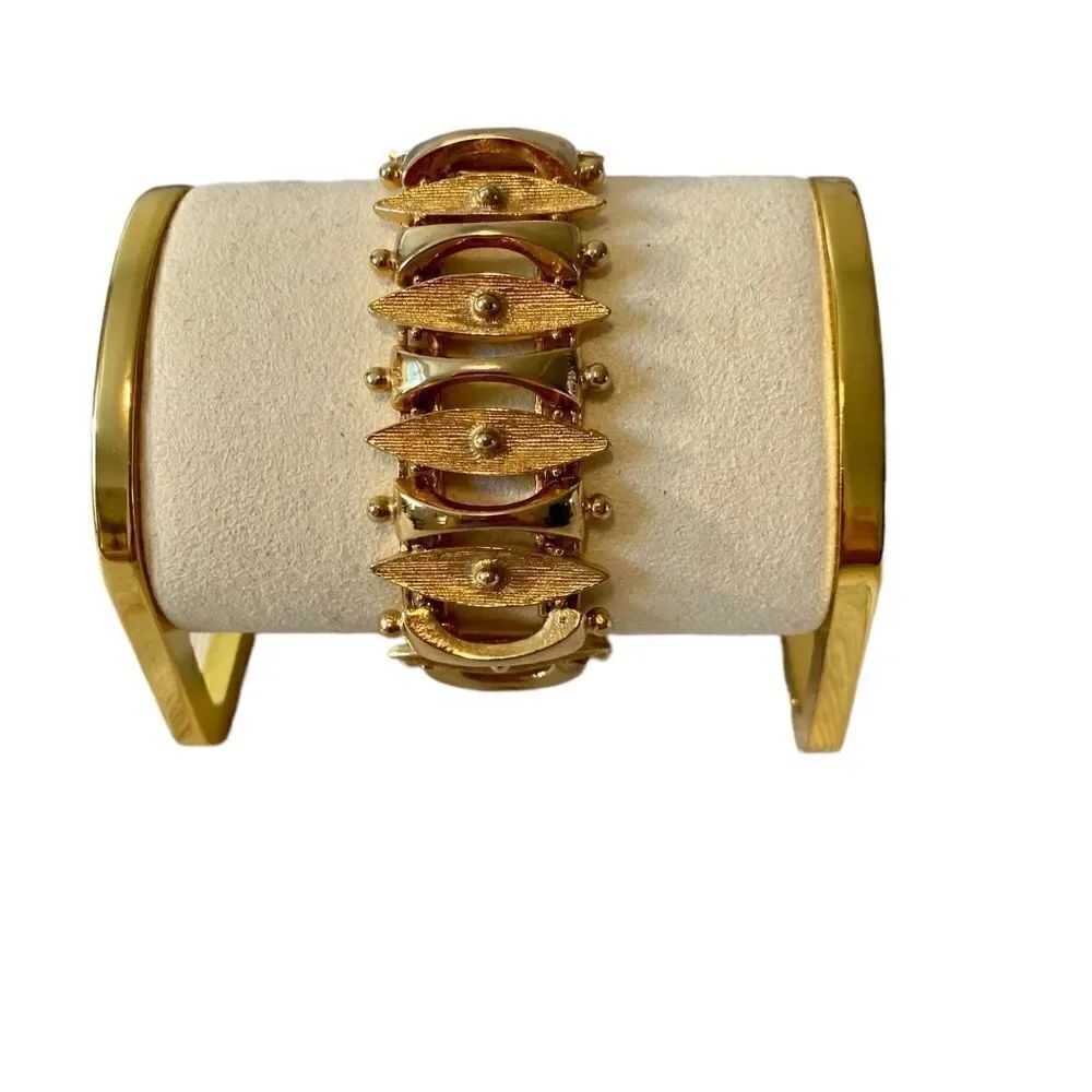 Funky & Ornate Vintage Sarah Coventry Gold Toned Statement Bracelet.